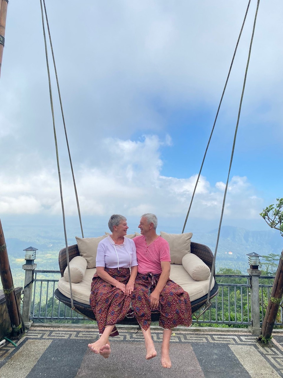 Indonesien - Karangasem - Beim Eingang bekamen wir die Nummer 153 auf unserer Eintrittskarte, doch dazu später. Es hatte natürlich einen Grund weshalb wir so früh unterwegs waren.
Nach dem Frühstück musste alles auf der Schaukel verteilt werden.