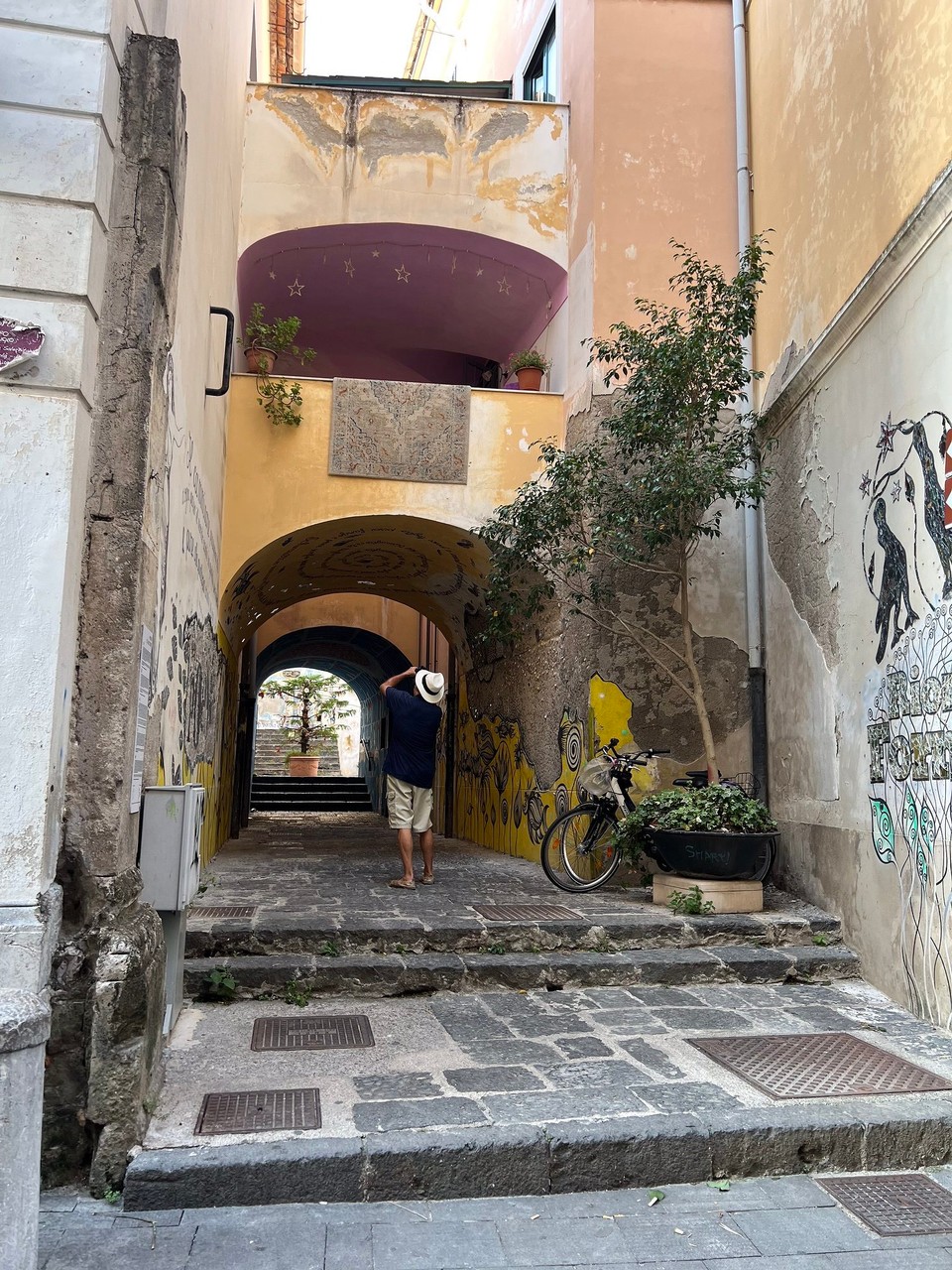 Italien - Salerno - Tom fotografiert hier Gedichte, welche auf diesen Wänden geschrieben stehen