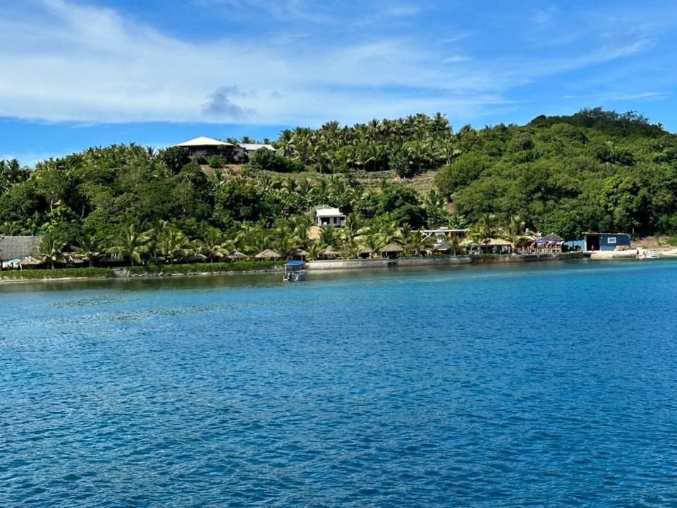 Fidschi - Blue Lagoon Beach Resort - …. Und wieder geht’s an der traumhaften Inseln vorbei 