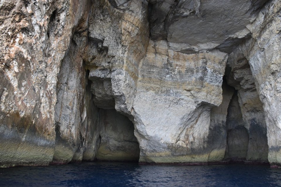 Malta - Ghasri - Also rein ins Boot und ein paar Grotten besichtigen.