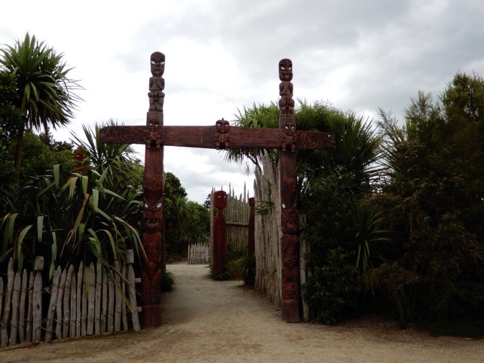Neuseeland - Hamilton - Māori Eingang in den Hamilton Gardens.