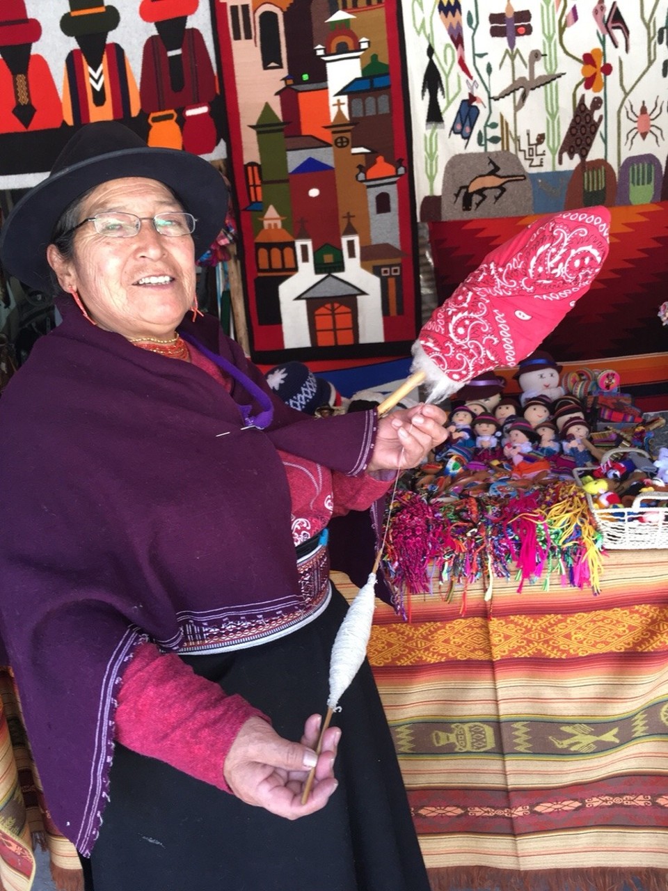 Ecuador - Quito - Hier wird der Faden von Hand gezwierbelt.