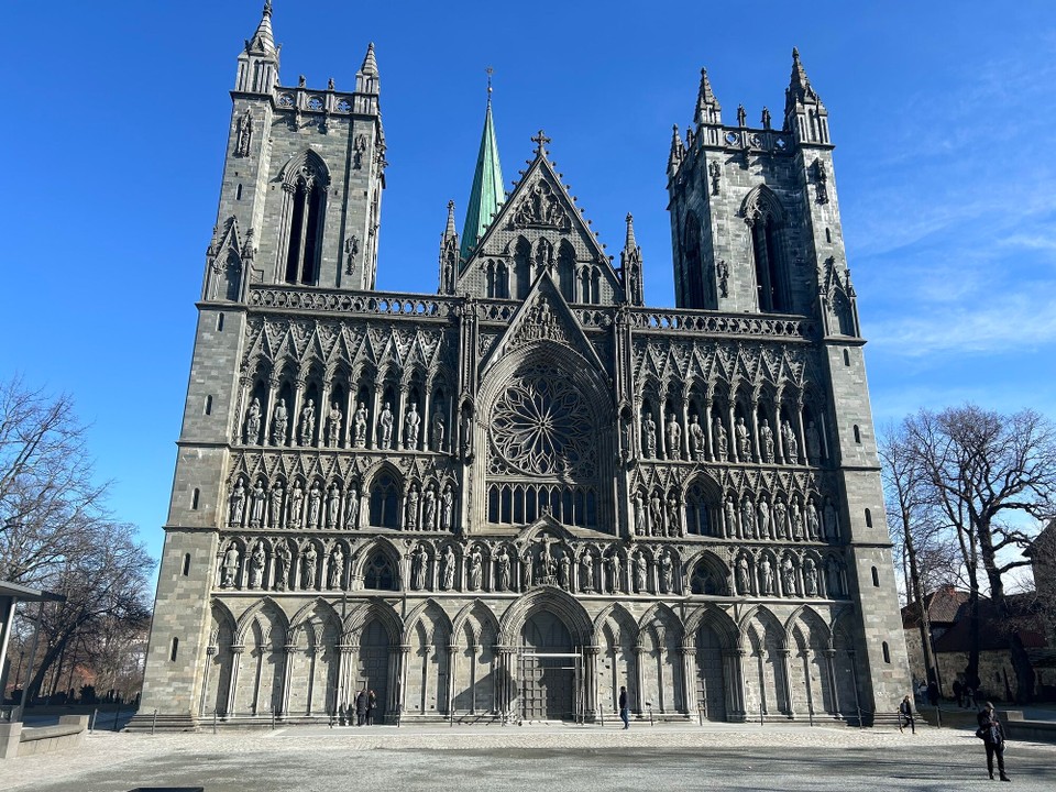 Norwegen - Trondheim - Nidaros Cathedral

Der Nidarosdom ist die nördlichst gelegene Kathedrale der Welt. Sie ist auch Pilgerstätte, Krönungs- und Segnungskirche norwegischer Könige.