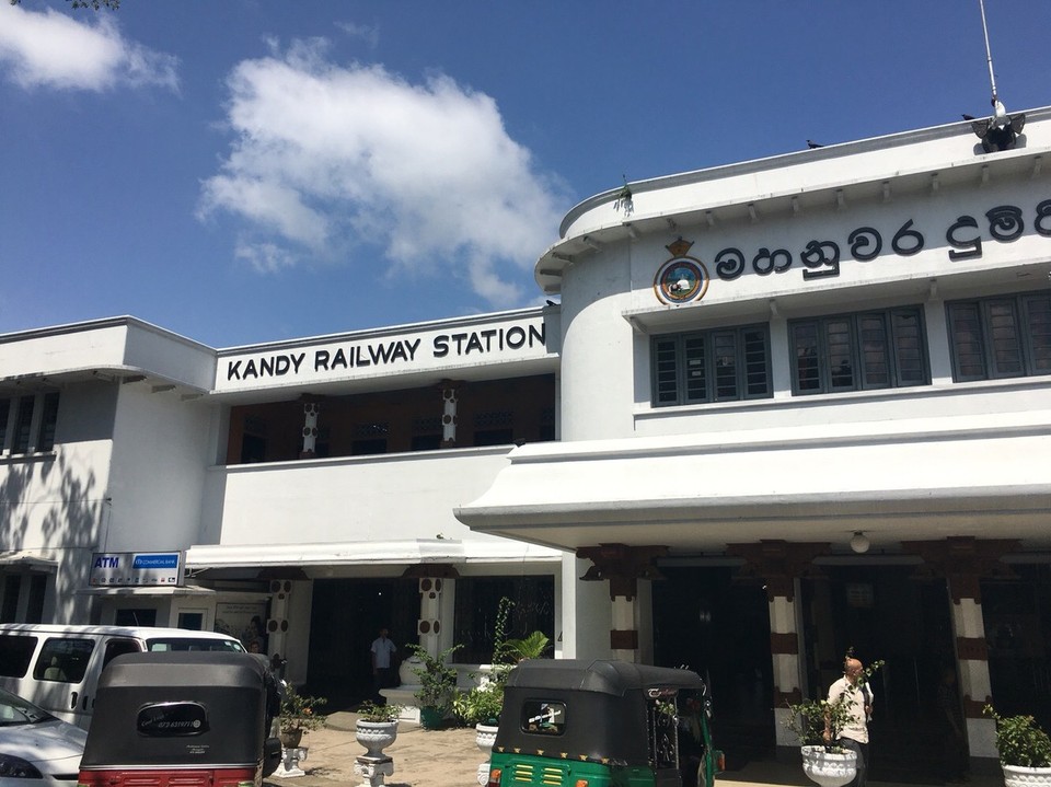 Sri Lanka - Kandy - In Kandy angekommen laufe ich zum Schalter der dritten Klasse. Wird zwar vom Reiseführer nicht empfohlen, aber die empfehlen so einiges nicht. Leider ausgebucht. Okay, auf zur zweiten Klasse. Auch ausgebucht. Whaaaaat? Letzter Versuch am Schalter der ersten Klasse. Es ist noch ein letzter Platz frei! Geilo!
Am Abend vorher habe ich im Netz gelesen, dass man eigentlich 45 Tage vorher ein Ticket reservieren soll. Aber da wusste ich noch nicht mal dass ich nach Sri Lanka reisen werde! Am Schalter unterhalte ich mich mit einigen Reisenden und sie alle erzählen mir, dass sie die Tage zuvor keine Tickets mehr bekommen haben und in der Stadt warten mussten. Eine Stunde vor Abfahrt ein Ticket in der ersten Klasse zu bekommen ist eigentlich unmöglich. Ich Glückspilz!
