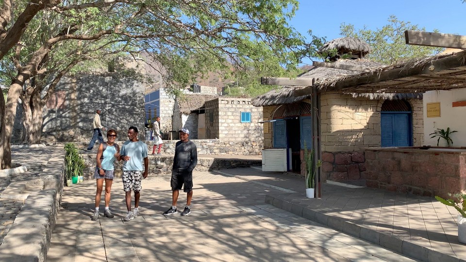 Cape Verde - Cha da Morto - Arrêt dans un petit magasin artisanal où je me suis achetée beau bracelet. 