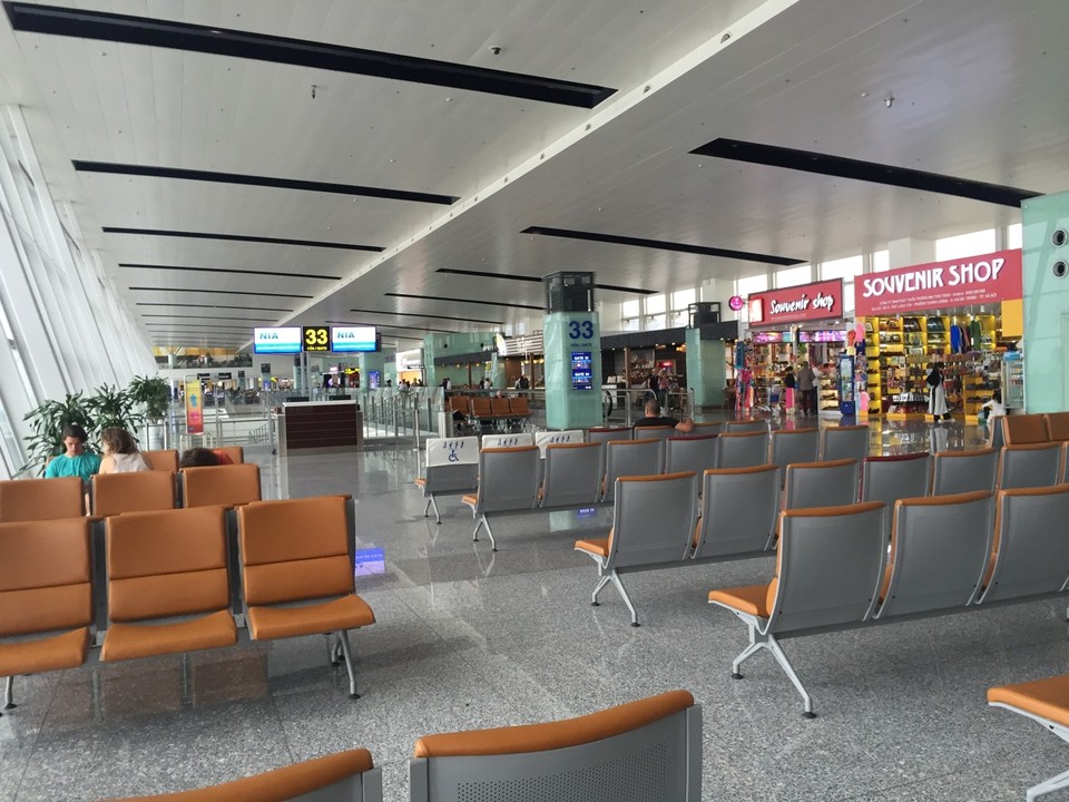 Vietnam - Hanoi airport - warten auf boarding