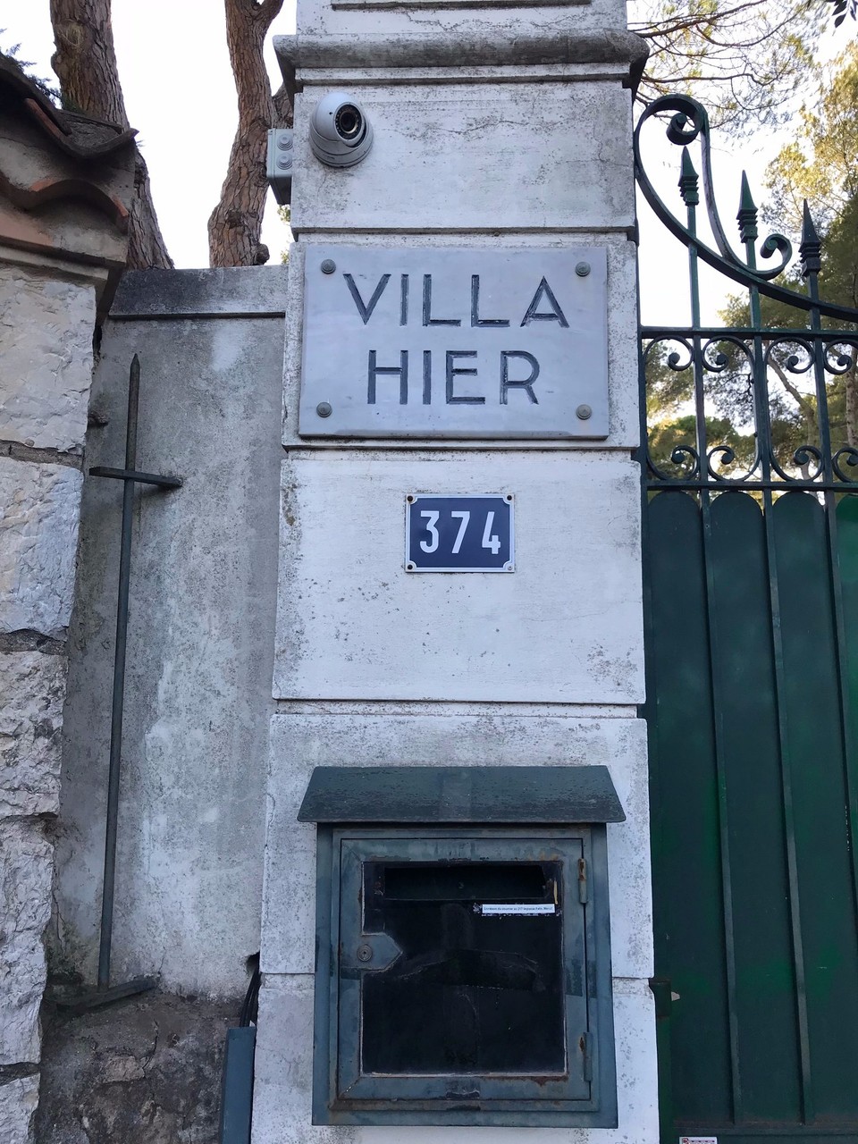  - Frankreich, Antibes & Palm Beach - Hä ... wo? Tatsächlich sieht man die Villen auf dem Cap nicht, da sie von Bastmatten, hohen Hecken und Zäunen verdeckt werden. 