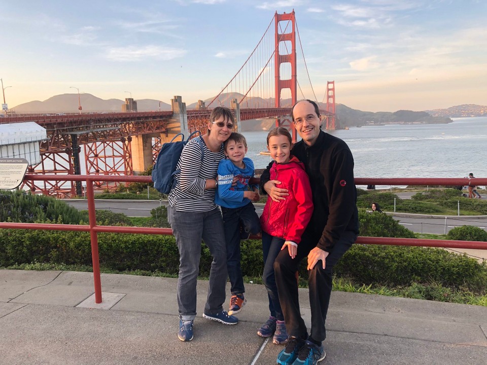 Vereinigte Staaten - San Francisco - Mit unserem Mietauto fahren wir über die Golden Gate Bridge nach Sausalito.
Wider Erwarten müssen wir das Mietauto nicht bis 16.00 (Öffnungszeiten) abgeben, sondern erst um 22.30.