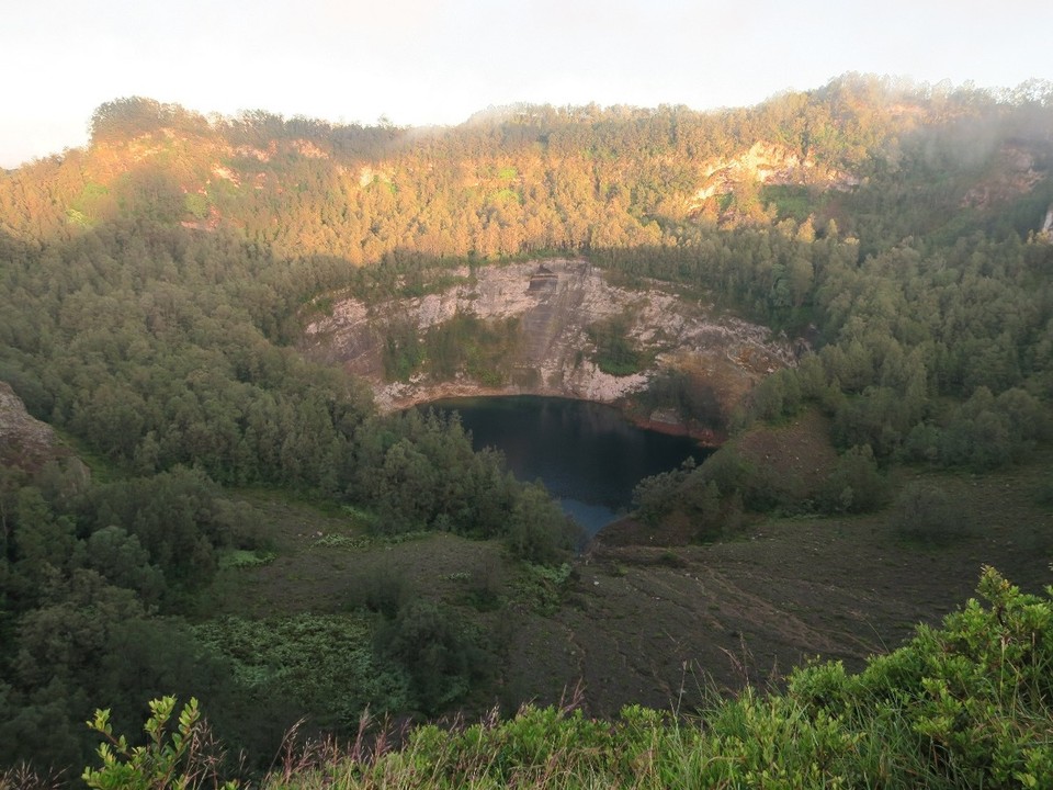 Indonesia - Kelimutu - Le 3e lac des gens ages, plus brun comme couleur