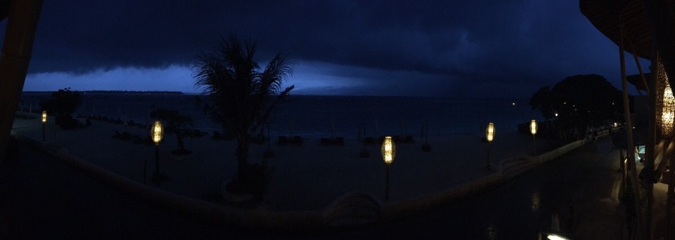 Indonesien - Lombok Utara - Der Himmel zog sich relativ schnell zu, über uns eine riesige dunkle Wolke. Wir radelten schnell ins Hotel und schafften es noch vor dem Gewitter mit Blitz und Bindfadenregen anzukommen.