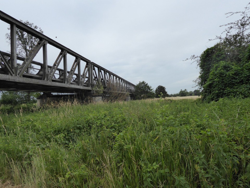 Deutschland - Dessau-Roßlau - Im Tröpfelregen schöne Dinge gesehen: Eine stillgelegte Eisenbahnbrücke bei Barby.