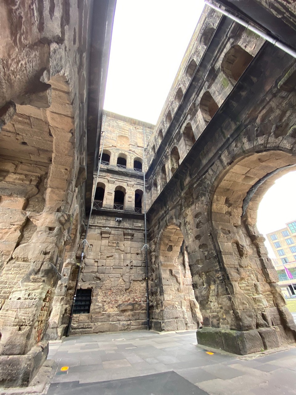 Deutschland - Trier - Porta Nigra - von unten 