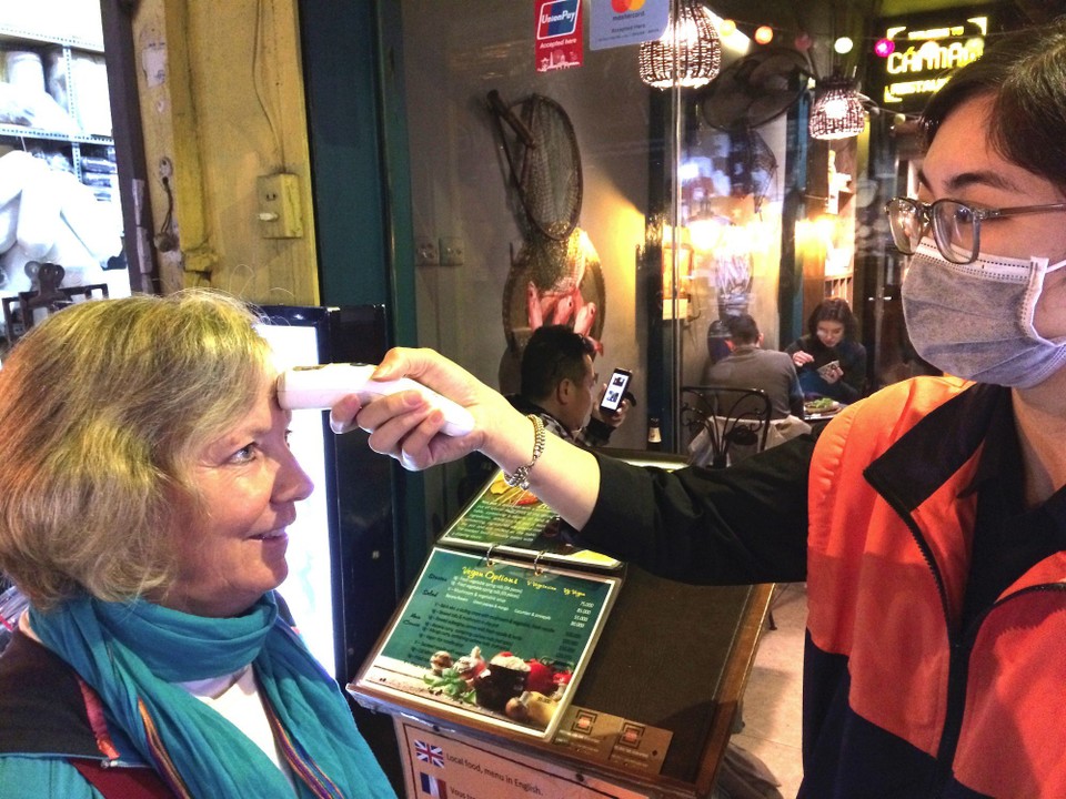 Laos - Vientiane - Hanoi: Vor dem Restaurantbesuch wird Fieber gemessen...