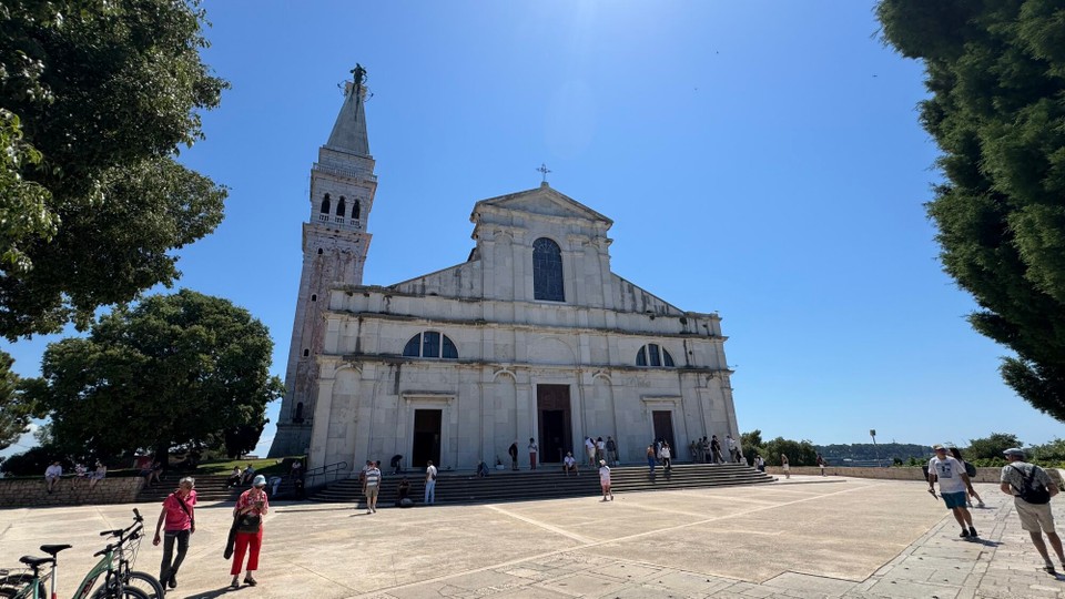 Kroatien - Rovinj - Kirche der Hl. Euphemia 
Katholische Barockkirche aus dem Jahr 1736 mit einem hohen Turm mit Panoramablick über die Stadt.
