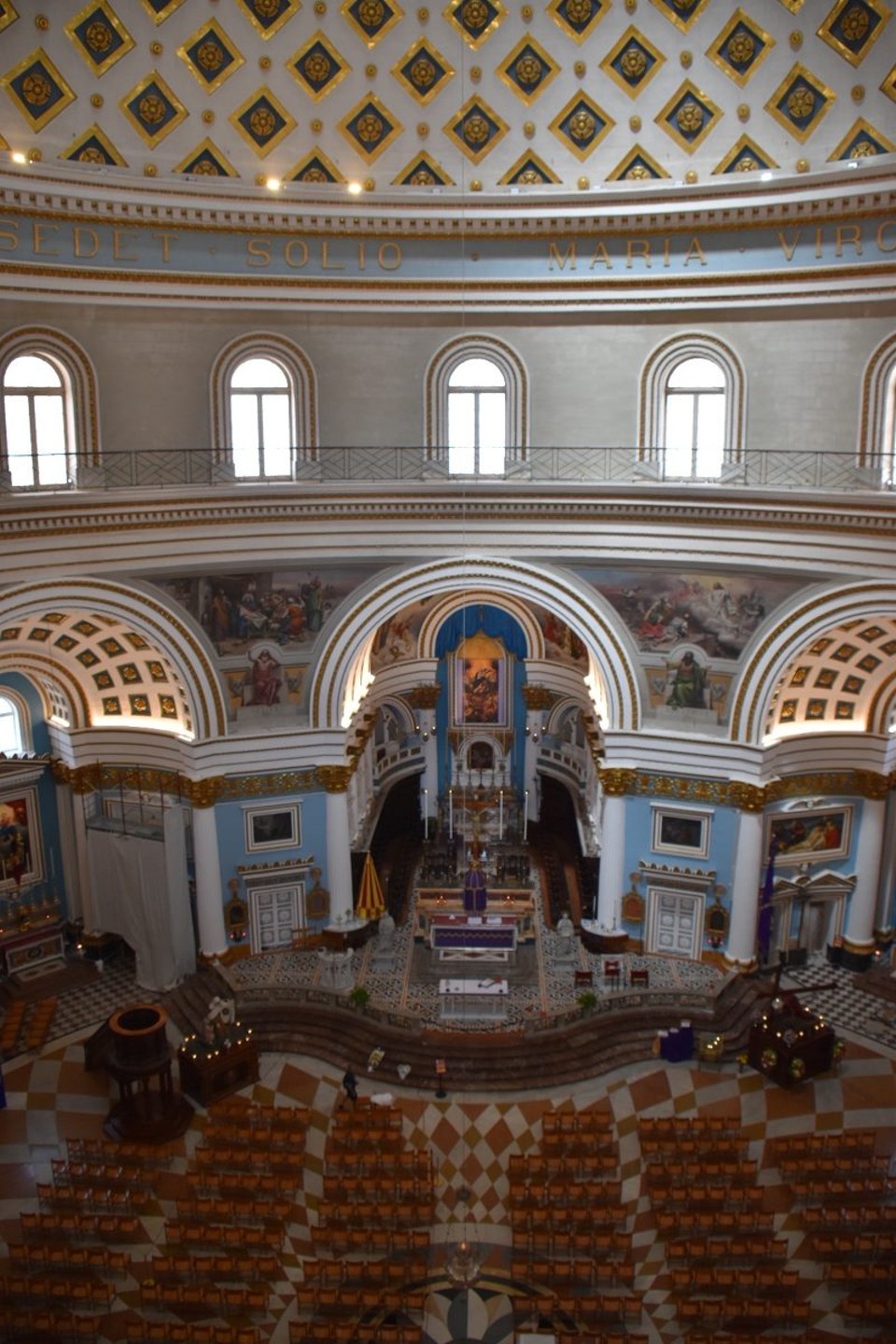 Malta - Ta' Kercem - Aber nicht nur von außen ist die sie beeindruckend, auch der Innenraum in gold, blau und weiß gehalten ist sehr pompös und absolut sehenswert. Im 2. Weltkrieg flog eine deutsche Fliegerbombe durch das Dach, während um die 300 Menschen im Inneren waren. Diese ist wie durch ein Wunder nicht explodiert