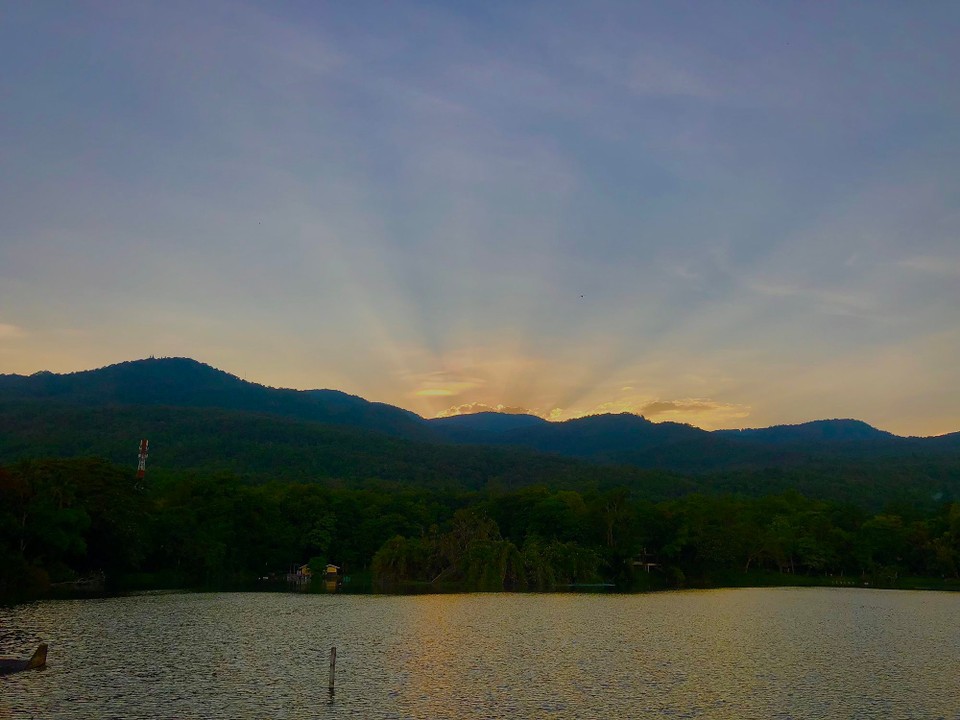 Thailand - Chiang Mai - Sonnenuntergang am Angkaew Reservoir der UNI ☀️