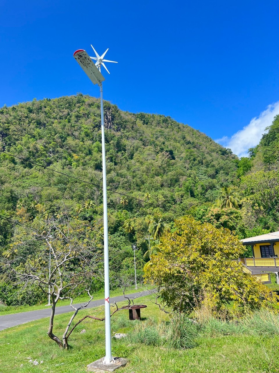 Dominica -  - Ein Mini-Windrad. Es gibt viele davon auf der Insel.

