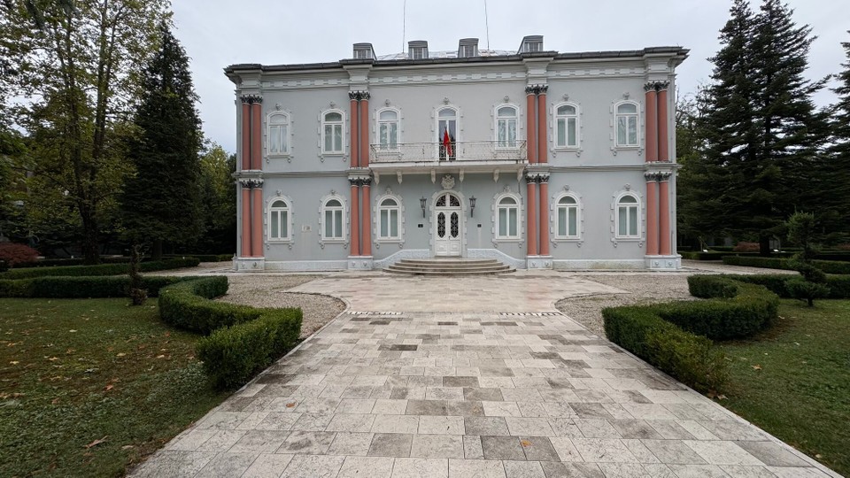 Montenegro - Cetinje - Der Blaue Palast steht mitten in einer gepflegten Grünanlage im südlichen Teil von Cetinje. Das schöne, hellblaue Gebäude ist heute die Residenz des Präsidenten von Montenegro.
der Palast wurde im 19. Jahrhundert erbaut.