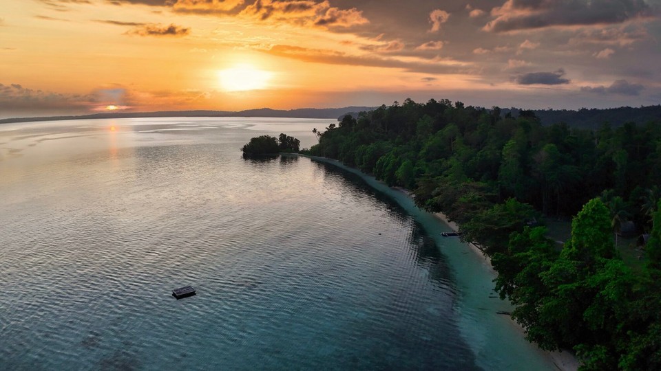 Indonesien -  - Sonnenuntergang auf den Togian Islands.
Die schwere Erreichbarkeit hat dieses Stück Paradies bisher vor dem zerstörerischen Massentourismus bewahrt. Nur wenige reisen 15h im Auto an, um dieses Stück traumhafter Erde zu sehen. Meist eher Backpacker. Oder Menschen die noch unberührte Einsamkeit suchen