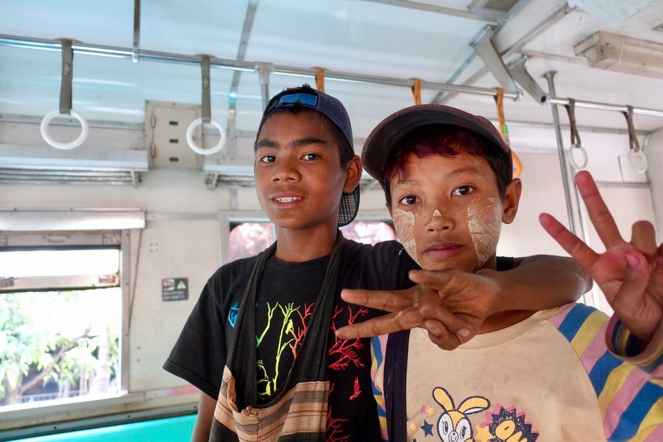 Myanmar (Burma) - Yangon - Han ene er 12 og kunne litt engelsk, han andre er 7. Jeg prøvde å finne ut av om de gikk på skole, de sa ja men jeg er ikke helt sikker. De var veldig interessert i hvor mye kameraet og joggeskoene mine kostet, men det grusomt å si når de kanskje tjener 15-20 kr om dagen. 