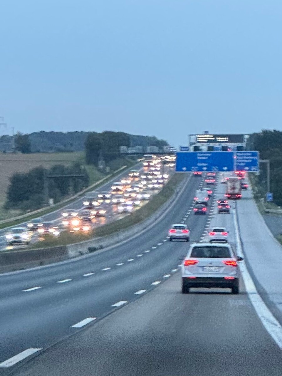 Deutschland - Reichshof - Und die Blechlawine rollt. Wir haben noch „nur noch“ 138 km vor uns