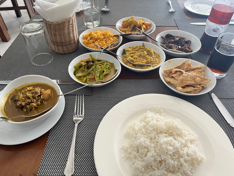 Sri Lanka -  - Das ist der Umfang einer Portion in Sri Lanka, Jan hat sein Essen leider nicht komplett geschafft 😅