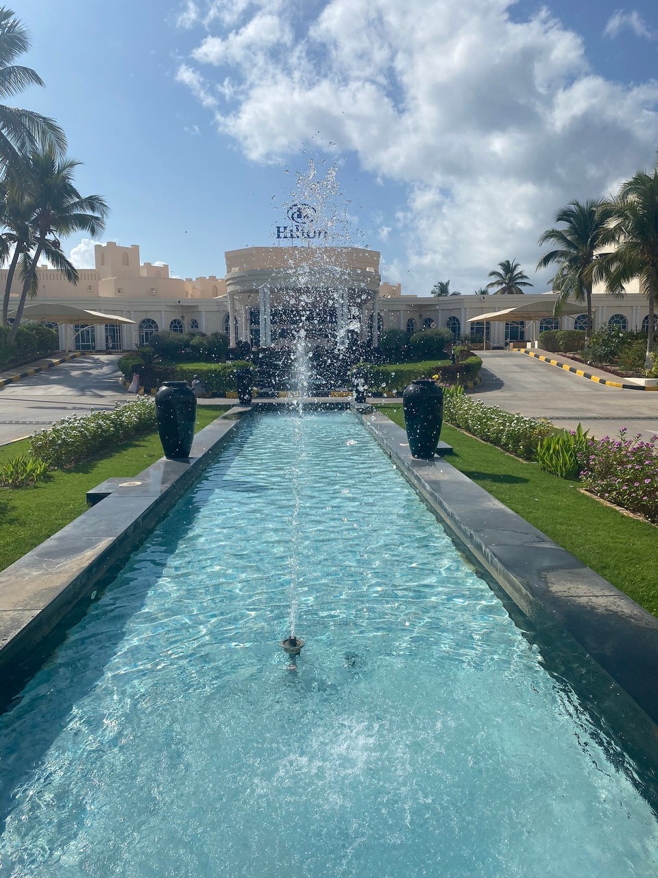 Oman -  - Eingang vom Hilton