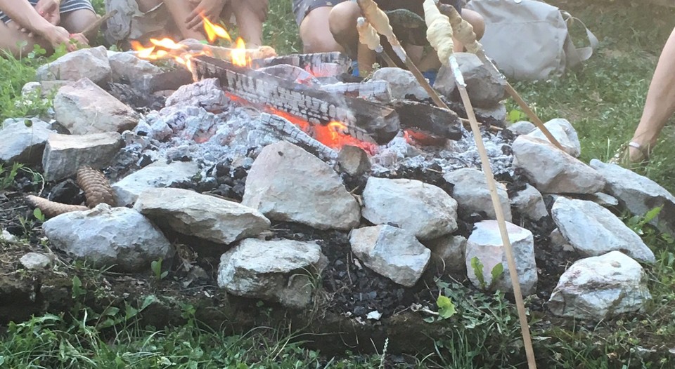 Österreich - Latschach - Heute abends beim Lagerfeuer des BIBI-Kinderclubs vorbeigeschaut und leckeres (mickriges;) Stockbrot gegessen. 