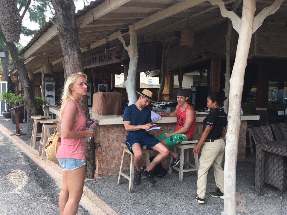 Indonesien - Lombok Utara - Die Jungs in der Bar "abgegeben"