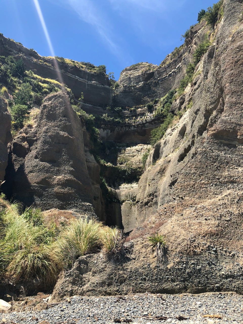 Neuseeland - Clifton - Wenn es regnet , sammelt sich hier etwas Wasser zu einem Wasserfall. Mit dem Wind entstehen Wirbel aus Wasser und Wind, die diese Kluft entstehen liessen. 
