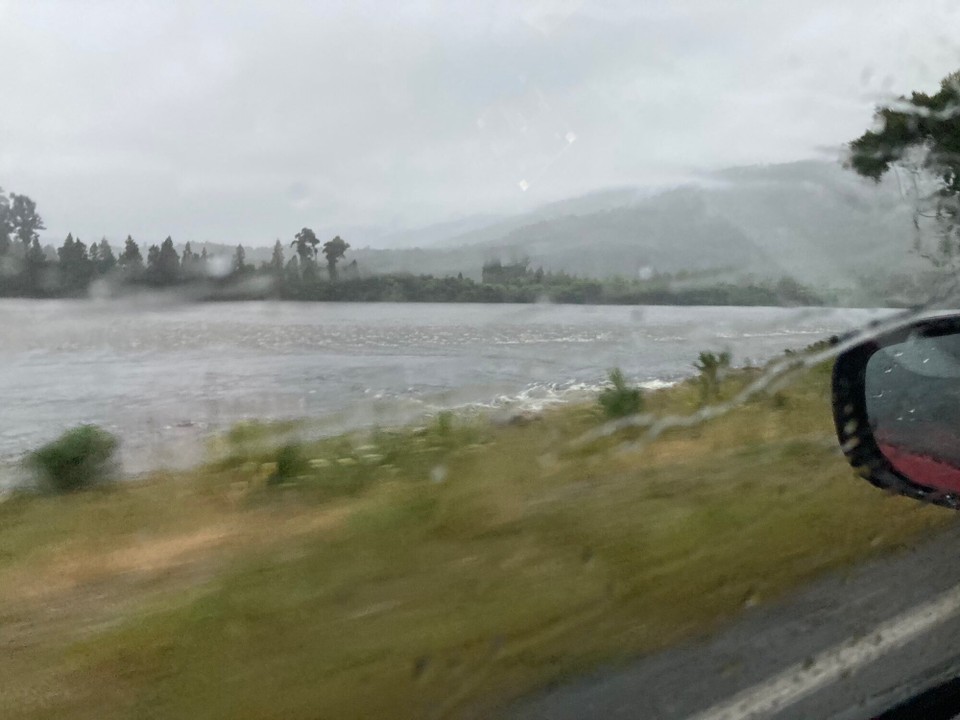 Neuseeland - Wakefield - Früh 6:30 Uhr geht‘s auf Richtung Nelson 🥳 Nicole hat mir angeboten mich mitzunehmen, das nehm ich doch gerne an. Bei dem starken Dauerregen hätte ich sonst noch einen Tag im Hostel verbracht 🫣😅