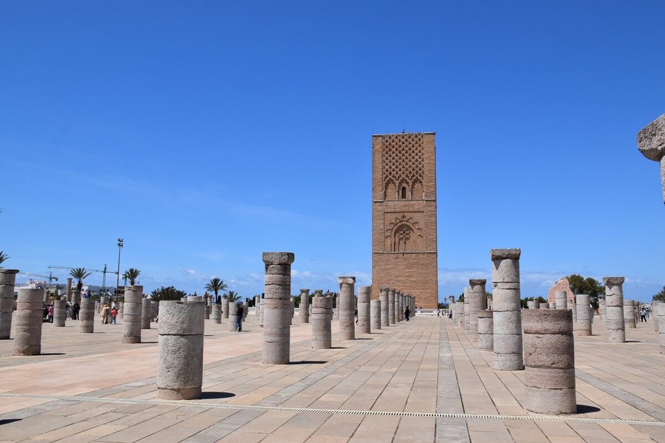 Marokko - Rabat - Der Hassan-Turm ragt außerhalb der Medina über die Stadt. Es ist das Minarett einer nie vollendeten, riesigen Moschee.