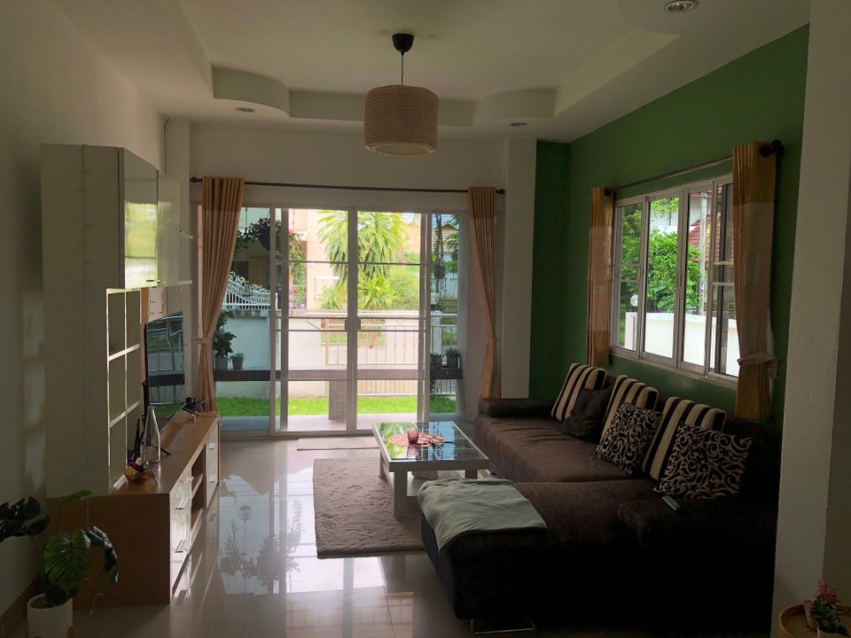 Thailand - Chiang Mai - Wohnstube mit Hauseingang (Die sehr sichere Schiebetür ist unser Hauseingang 😅)