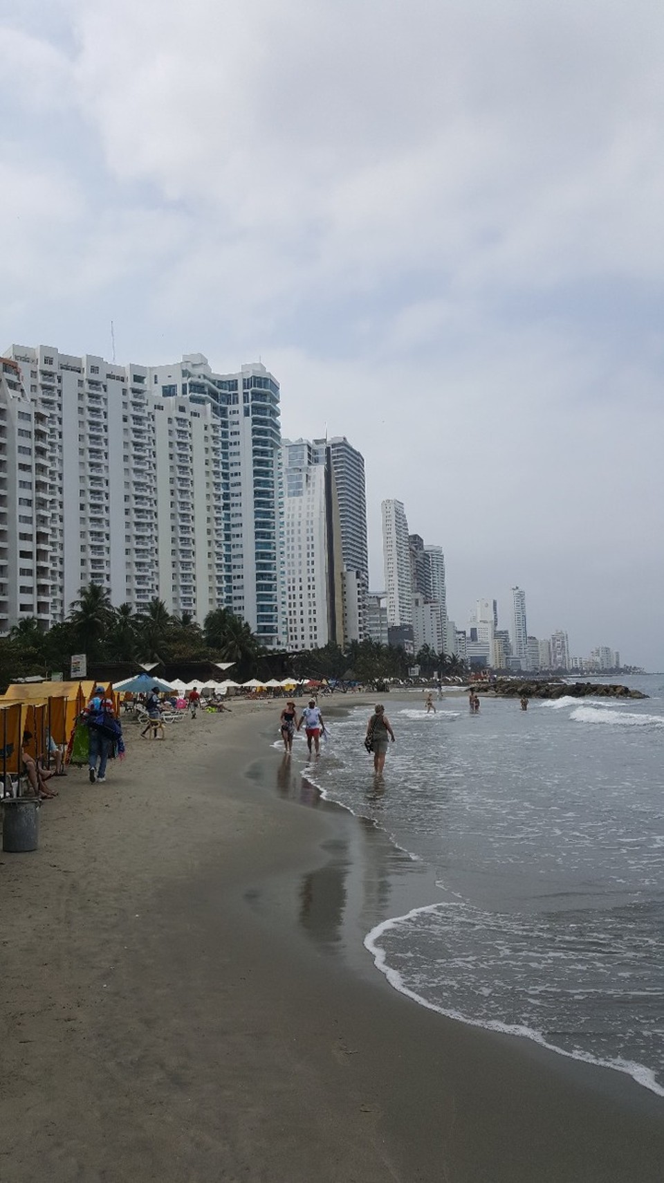 Kolumbien - Cartagena - Der Strand von Cartagena lädt nicht wirklich zum baden ein. Wenn man "Playa blanca" haben möchte, muss man entweder zu der nahe gelegenen Insel fahren. Dort kann man super Delphine beobachten oder Schnorcheln. Da ich erst gerade vom Tayrona Park komme, habe ich mich lieber in der Stadt aufgehalten.  