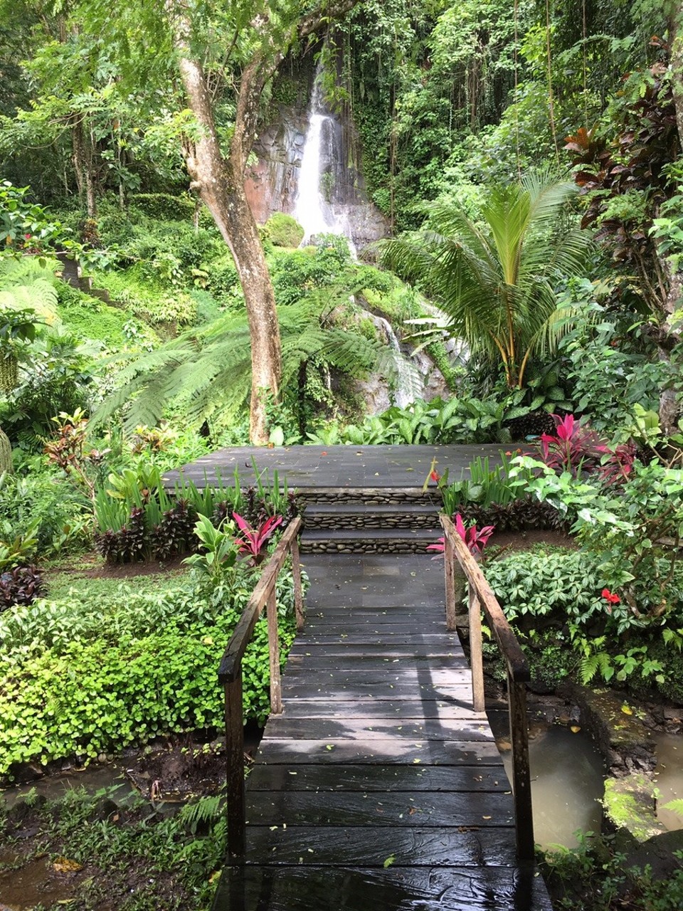 Indonesien - Gianyar - Ein Wasserfall. Auf der Plattform davor kann man sogar Hochzeiten abhalten