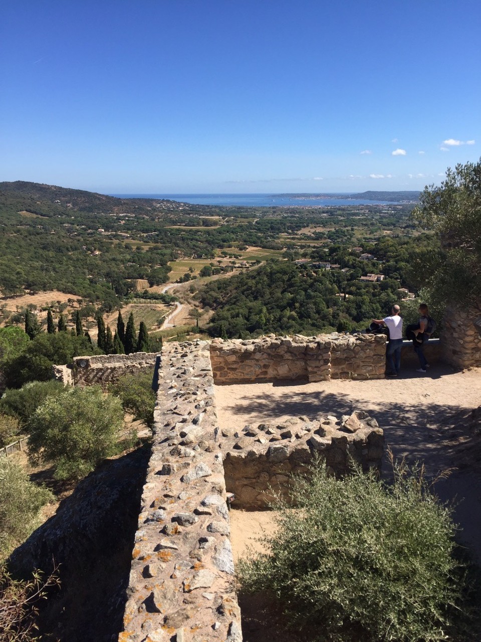  - Frankreich, Grimaud, Das Dorf auf dem Berg - Von hier oben kann man das Meer sehen ...