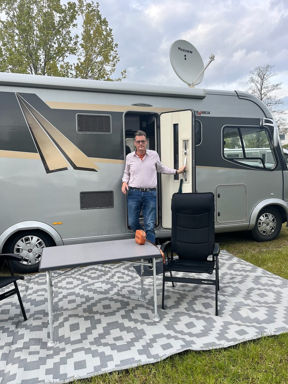 Luxemburg - Alzingen - Na wer kommt denn da?
Kurz nach unserer Ankunft erkundeten wir das kleine Örtchen Alzingen und fanden überdurchschnittlich viele Lokalitäten vor allem Pizzeria