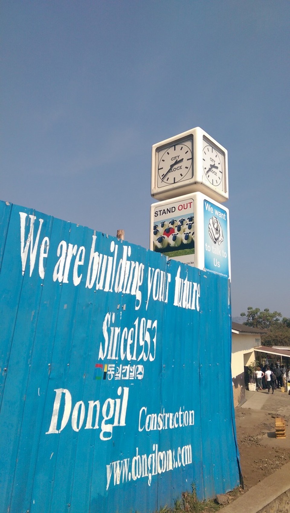 Ruanda - Kigali - Hier gibt es keine schwarzen Schafe, sondern nur rote..... Sehr witzig.....
