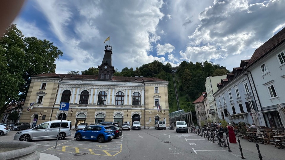 Slowenien - Ljubljana - Jetzt sind wir in Ljubljana ,die Hauptstadt von Slowenien angekommen, oben auf dem Berg  ist eine der beliebtesten Sehenswürdigkeiten in der Altstadt. Die Burg – oder auch Laibacher Schloss genannt.
Hoch geht es für uns mit einer gläsernen Standseilbahn innerhalb von wenigen Sekunden sind wir oben.