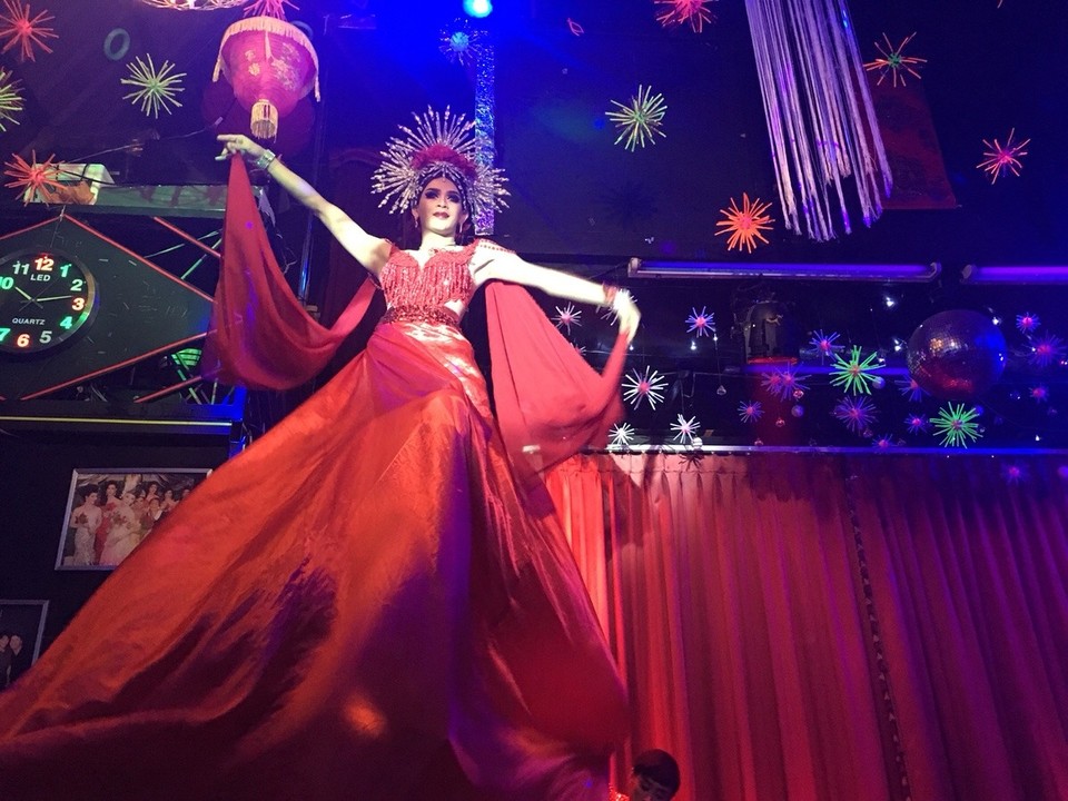 Thailand - Chiang Mai - Highlight: Burlesque Show mit Ladyboys! Faszinierend und soooo eine gute Stimmung! Ich hatte riesig Spaß!