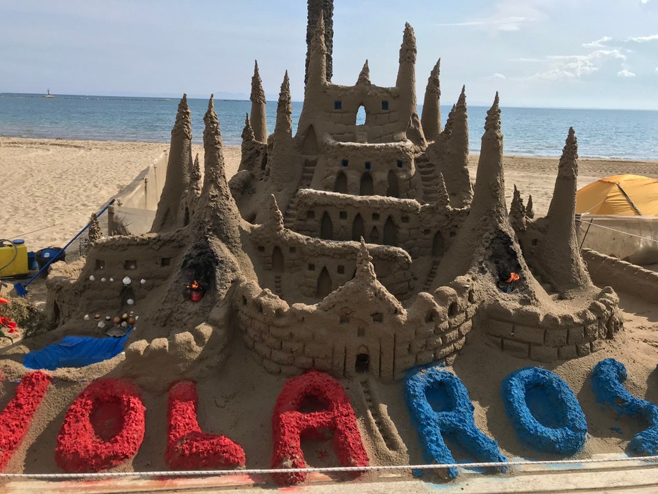 Spanien - Roses - Auf dem Weg zum Meer standen am Wegesrand zwei wunderschöne, handgebaute Sandburgen.