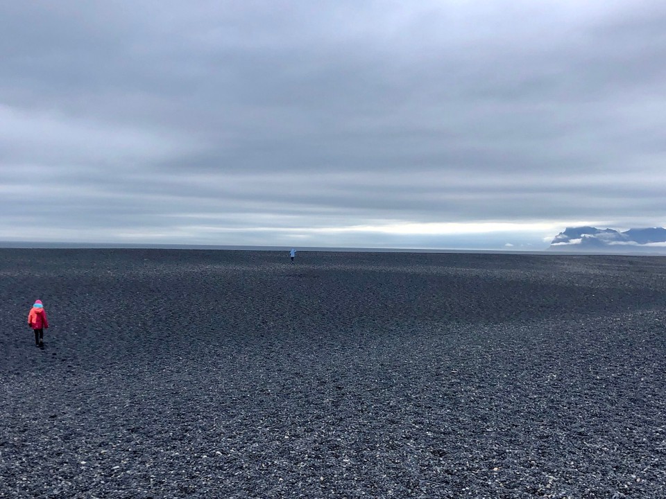 Island - Sveitarfélagið Hornafjörður - Unglaublich! Diese Weite! Und der Strand besteht aus lauter kleinen, schwarzen, glatten Kieselsteinen.