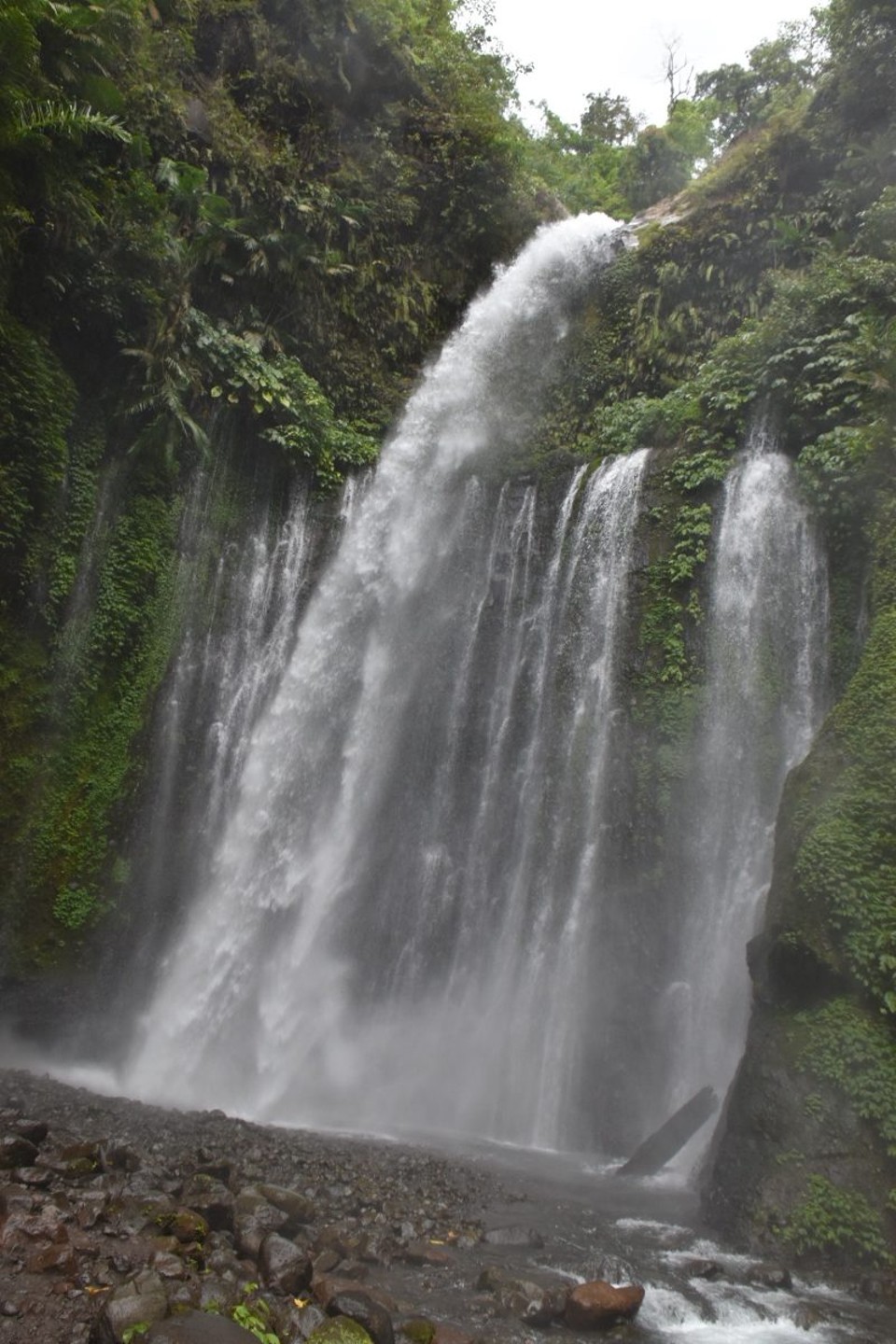 Indonesien - Kabupaten Lombok Utara - Nächstes Ziel erreicht der „Tiu Kelep“ Wasserfall.
Der Sprühnebel war so stark, dass wir in Sekunden total durchnässt waren, fotografieren war kaum möglich.