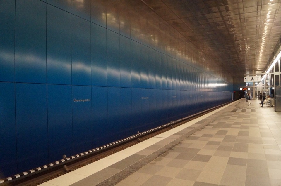 Deutschland - Hamburg - Was hier fehlt sind nur die Türen zur Bahn, das keiner reinfällt.
