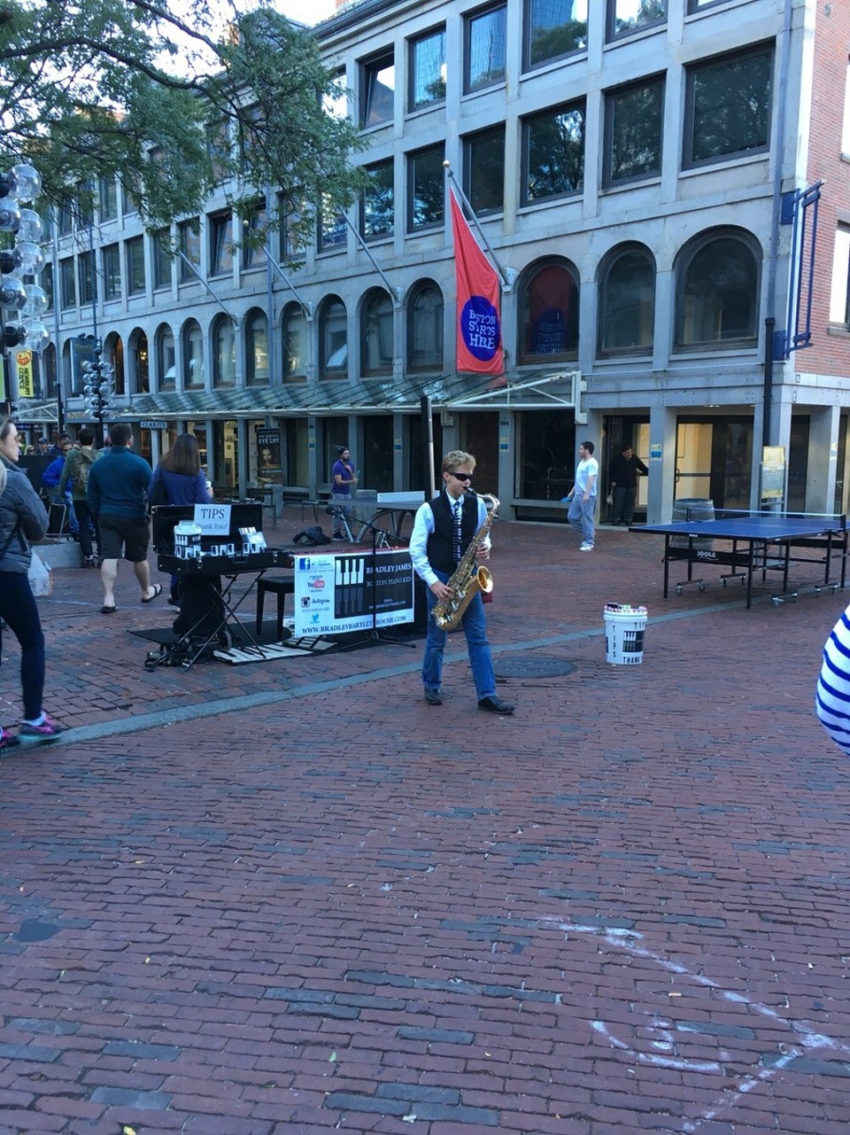  - Vereinigte Staaten, Boston - Dieser 'Pianoboy' aus Boston hat uns ziemlich überrascht - mitten in Boston einem solchen Musiktalent zu begegnen, war schon toll