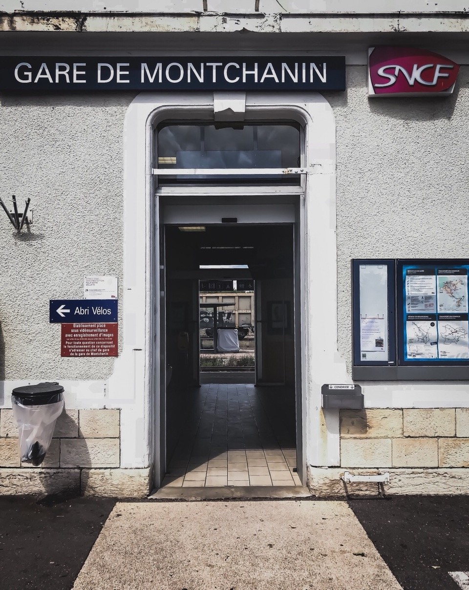 France - Le Creusot - Bereits in Montchanin, eine Bahnstation mit Sergio Leone Flair, verlasse ich den Zug, um in LE CREUSOT mit dem Rad anzukommen und an diesem Tag wenigstens 10 Radkilometer für mich zu verbuchen. 
Der große Sprung ist geglückt. 
In nicht mal 35 Stunden habe ich mich von Como über Lugano, Basel, Mulhouse und Dijon ins Herz der Bourgogne katapultiert. 
Ab morgen bestimmen wieder meine ganz gewöhnlichen Radreisetage den Rhythmus der Tour. Zwei Tage bis Nevers, von wo aus ich dem LOIRE RADWEG bis Orléans folgen werde und von dort ist es nicht mehr weit bis Paris, wo ich Anfang nächster Woche eintreffen sollte.