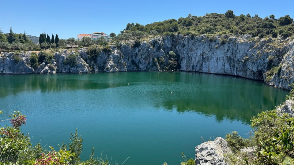 Kroatien - Tuk Bjelopoljski - Die bekannteste Sehenswürdigkeit in Rogoznica ist der Drachenaugensee. Der See hat seinen Namen vermutlich durch die an ein Auge erinnernde ovale Form aber auch der Legende das ein Drache am Boden des Sees wohnt, bekommen.