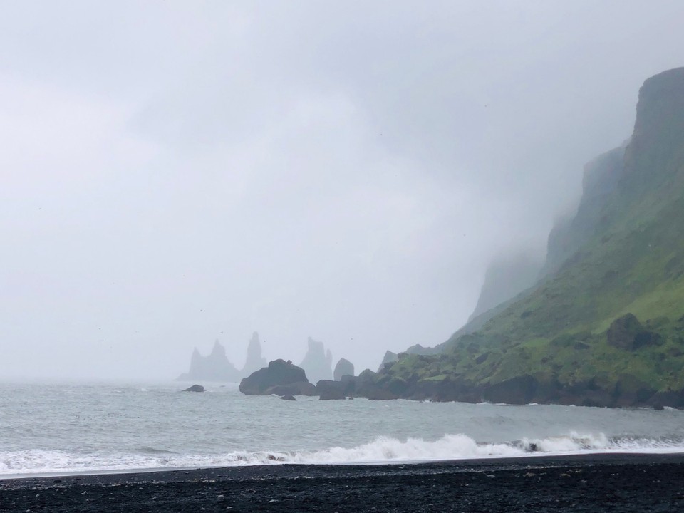 Island - Mýrdalshreppur - Die drei schwarzen Felsnadeln heissen übrigens: „Skessudrangur“, „Landdrangur“ und „Langsamur“.
