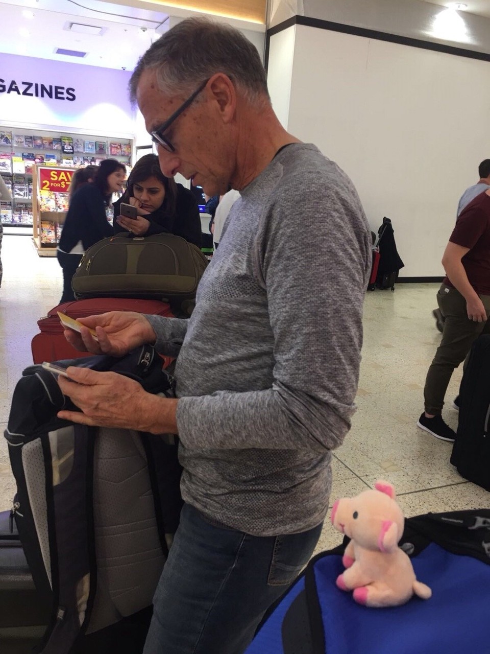  - Australien, Mascot, Flughafen Sydney - Einrichten unserer beiden Handys 