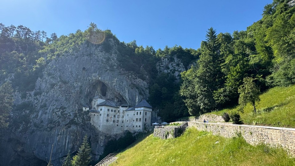 Kroatien - Rovinj - Die Burg Predjama war Schauplatz zahlreicher Dokumentar- und Spielfilme. Sie begeisterte auch George R. R. Martin, den Autoren des Bestsellers Game of Thrones. Die Höhle unter der Burg Predjama ist die zweitlängste besuchbare Höhle Sloweniens. Sie erstreckt sich auf 4 Etagen.